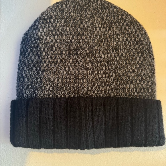 NWOT Winter Hat - Unisex - Picture 2 of 4